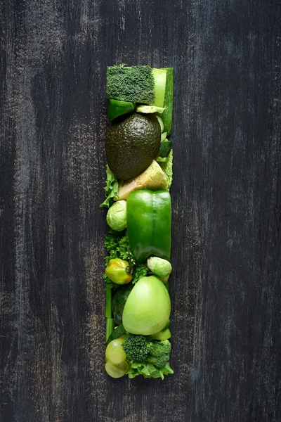 Carta feita de alimentos crus verdes — Fotografia de Stock