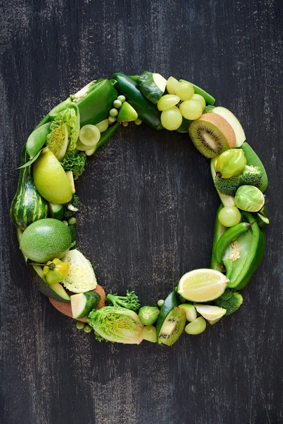Yeşil çiğ gıdaların yapılan mektup — Stok fotoğraf
