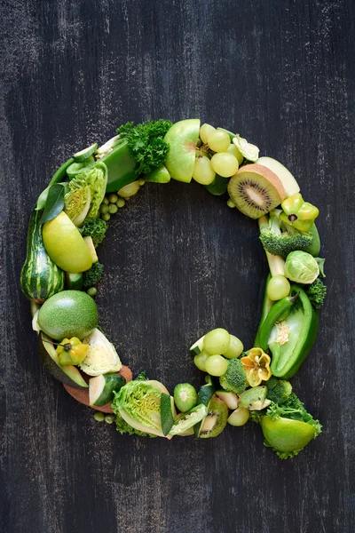 Litery wykonane z zielona Surowa żywność — Zdjęcie stockowe