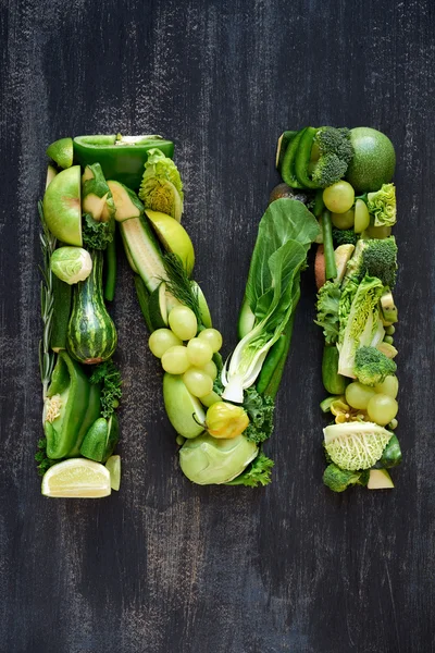 Carta hecha de alimentos verdes crudos — Foto de Stock