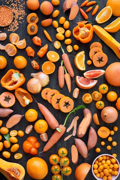 Gyümölcsök és zöldségek, a fából készült asztal — Stock Fotó