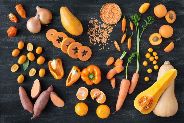 Frutas e legumes na mesa de madeira — Fotografia de Stock