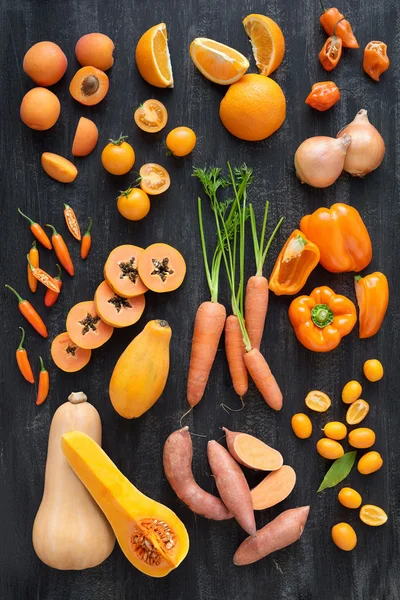 Obst und Gemüse auf Holztisch — Stockfoto