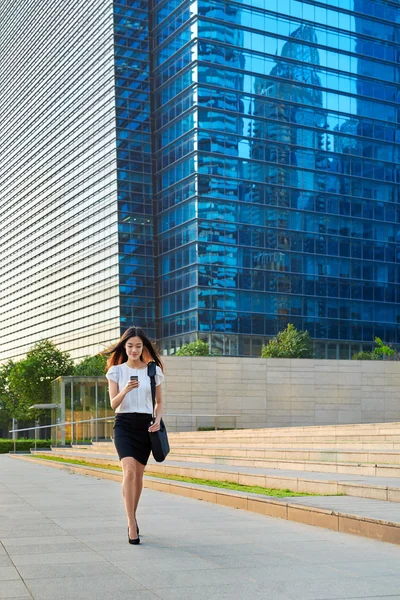Asiático negocio mujer caminar celular — Foto de Stock