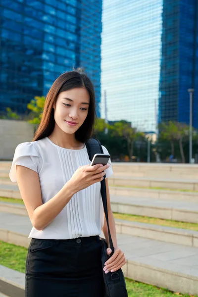 Aziatische zakelijke vrouw cellphone — Stockfoto