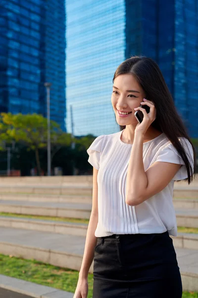 Aziatische zakelijke vrouw cellphone — Stockfoto