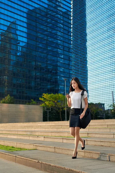 Asiatiska affärer kvinna mobiltelefon — Stockfoto