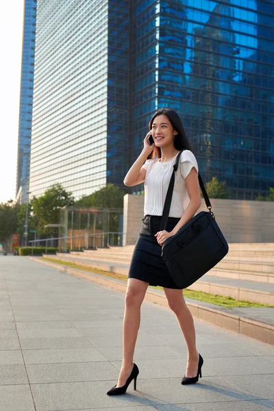 Азиатская бизнес-женщина сотовый телефон — стоковое фото