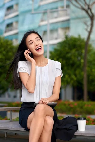 Zakelijke vrouw koffiepauze cellphone — Stockfoto