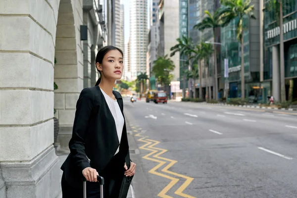Asiática mulher de negócios à espera de táxi táxi — Fotografia de Stock