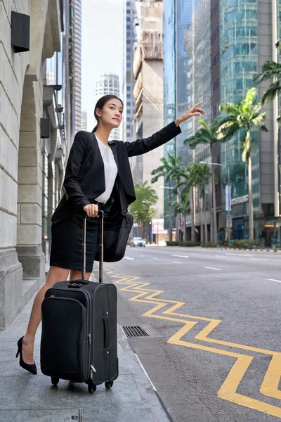 Mujer de negocios pidiendo taxi — Foto de Stock