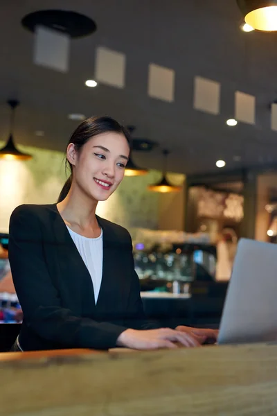 Mujer de negocios café portátil — Foto de Stock