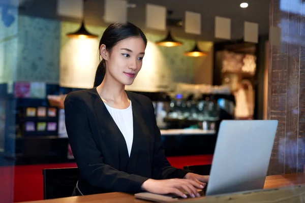 Zakelijke vrouw laptop café — Stockfoto