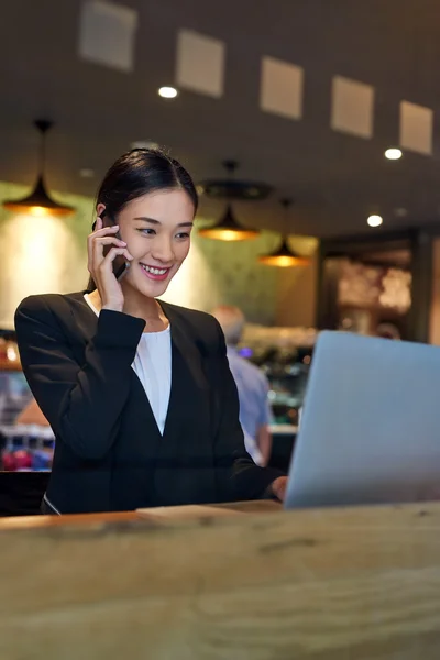 ビジネス女性ラップトップ カフェ携帯電話 — ストック写真