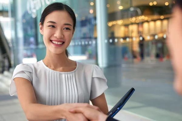 Asiatico business donna handshake — Foto Stock