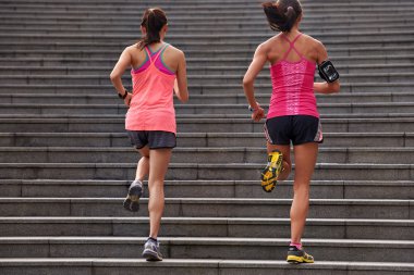 adımları çalışan fitness kadınlar