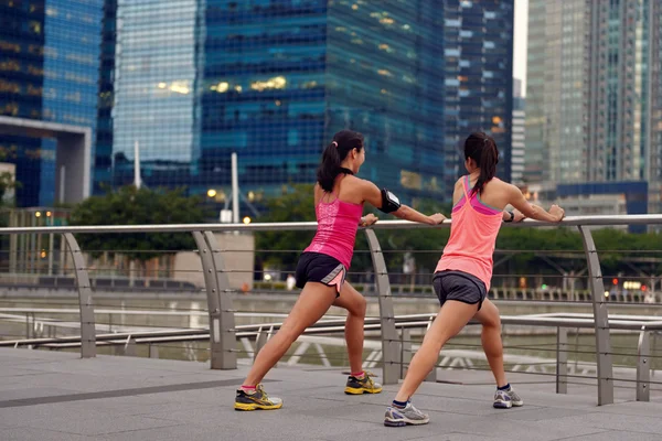 Stretching corridore amici — Foto Stock