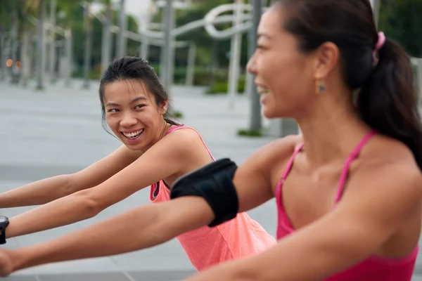 Stretching Runner Friends — Stockfoto