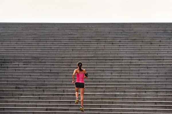 Fitness kadın adımları çalıştırma — Stok fotoğraf
