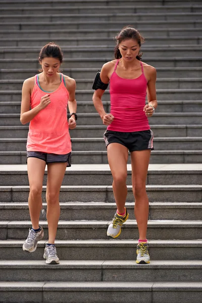 Fitness mulheres correndo passos — Fotografia de Stock