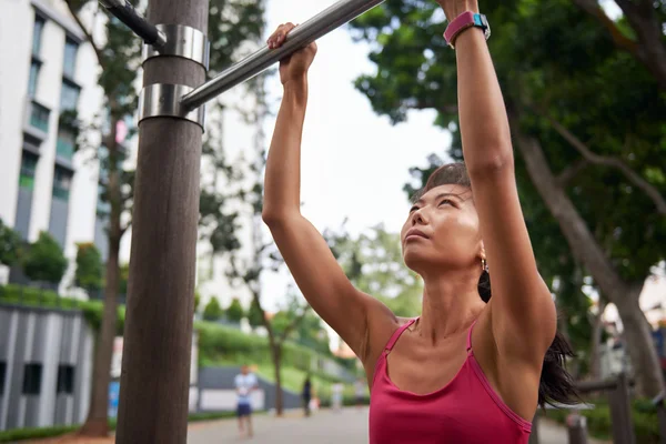 Fitness kvinna gym — Stockfoto