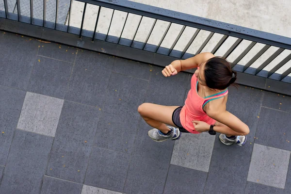 Fitness vrouw op de vlucht — Stockfoto