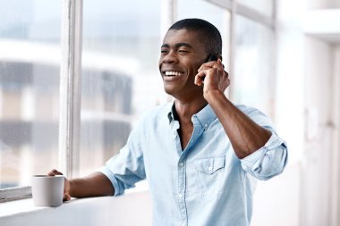 kahve ve telefon ile Afrika iş adamı