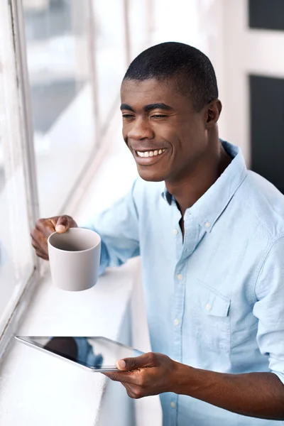 Homem africano com café e tablet — Fotografia de Stock