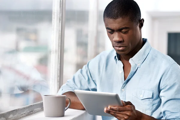 Afrikaanse zakenman met Tablet PC- en koffie — Stockfoto
