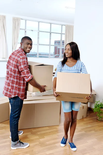 Afrikaanse paar Verhuisdozen naar nieuw huis — Stockfoto