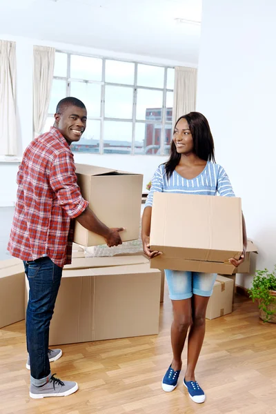 Africano pareja moviendo cajas en nuevo hogar — Foto de Stock