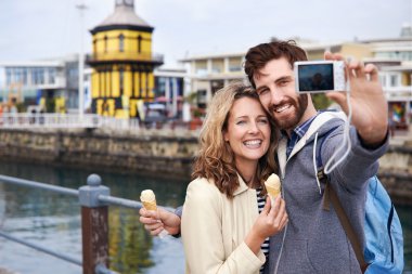 Çift yeme dondurma alarak selfie