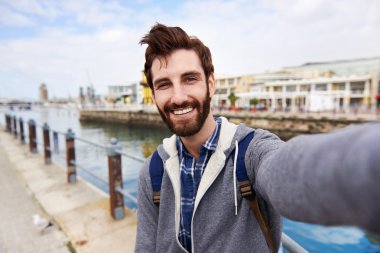 Selfie tatil alarak backpacker adam