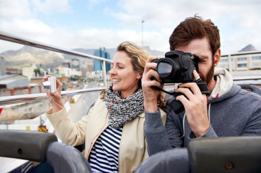 Açık üst Turist otobüsü üzerinde çift