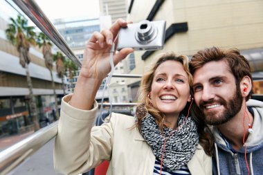 Açık üst Turist otobüsü üzerinde çift