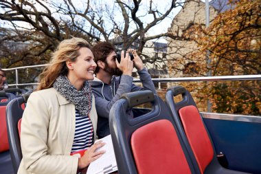 Açık üst Turist otobüsü üzerinde çift