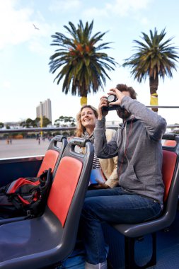 Açık üst Turist otobüsü üzerinde çift