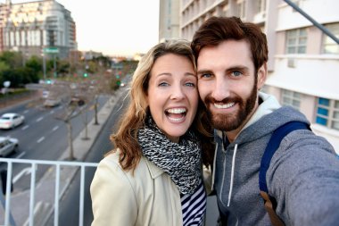 Selfie fotoğraf çekici çift