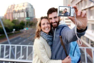 Selfie fotoğraf çekici çift