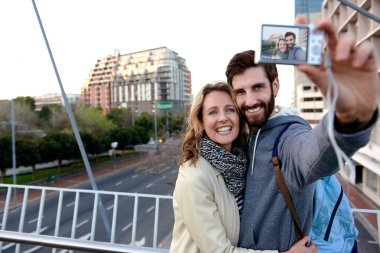 Selfie fotoğraf çekici çift