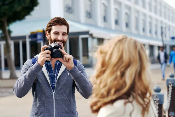 Mann fotografiert Freundin im Urlaub — Stockfoto