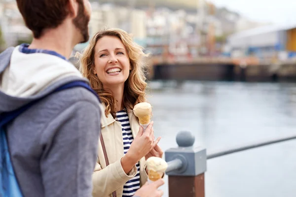 Candid coppia mangiare gelato — Foto Stock