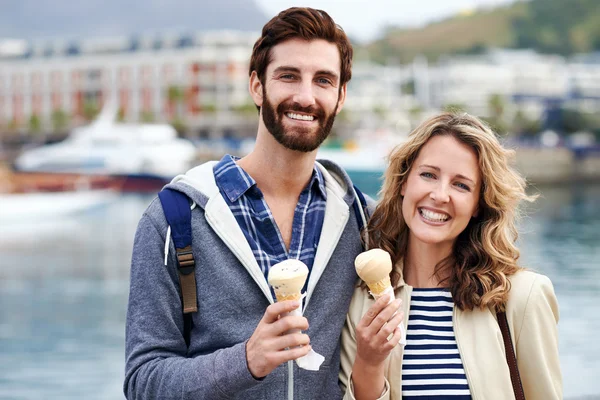 Mladý pár s icecream — Stock fotografie