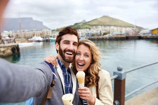 Coppia mangiare gelato prendendo selfie — Foto Stock