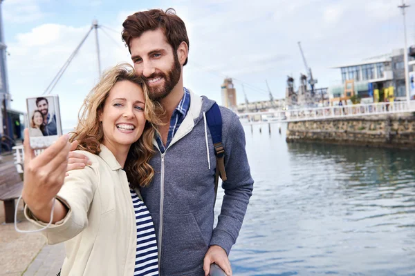 Pareja tomando selfi en vacaciones — Foto de Stock