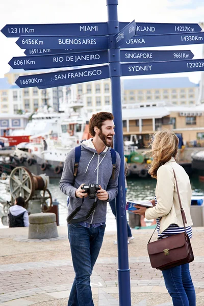 Couple on travel holiday at sign — Stock Photo, Image