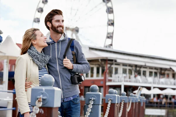 Couple voyageant près de ferris wheel — Photo