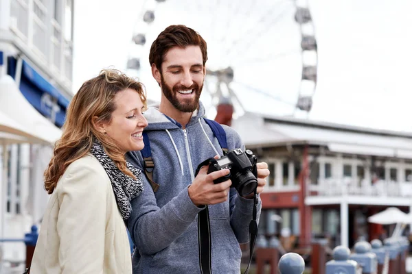 Casal tirando fotos em férias — Fotografia de Stock