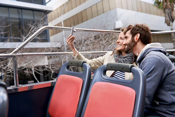 Ζευγάρι selfie σε ανοικτή κορυφαία περιοδεία λεωφορείο — Φωτογραφία Αρχείου