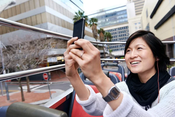 Donna cinese su autobus open top — Foto Stock